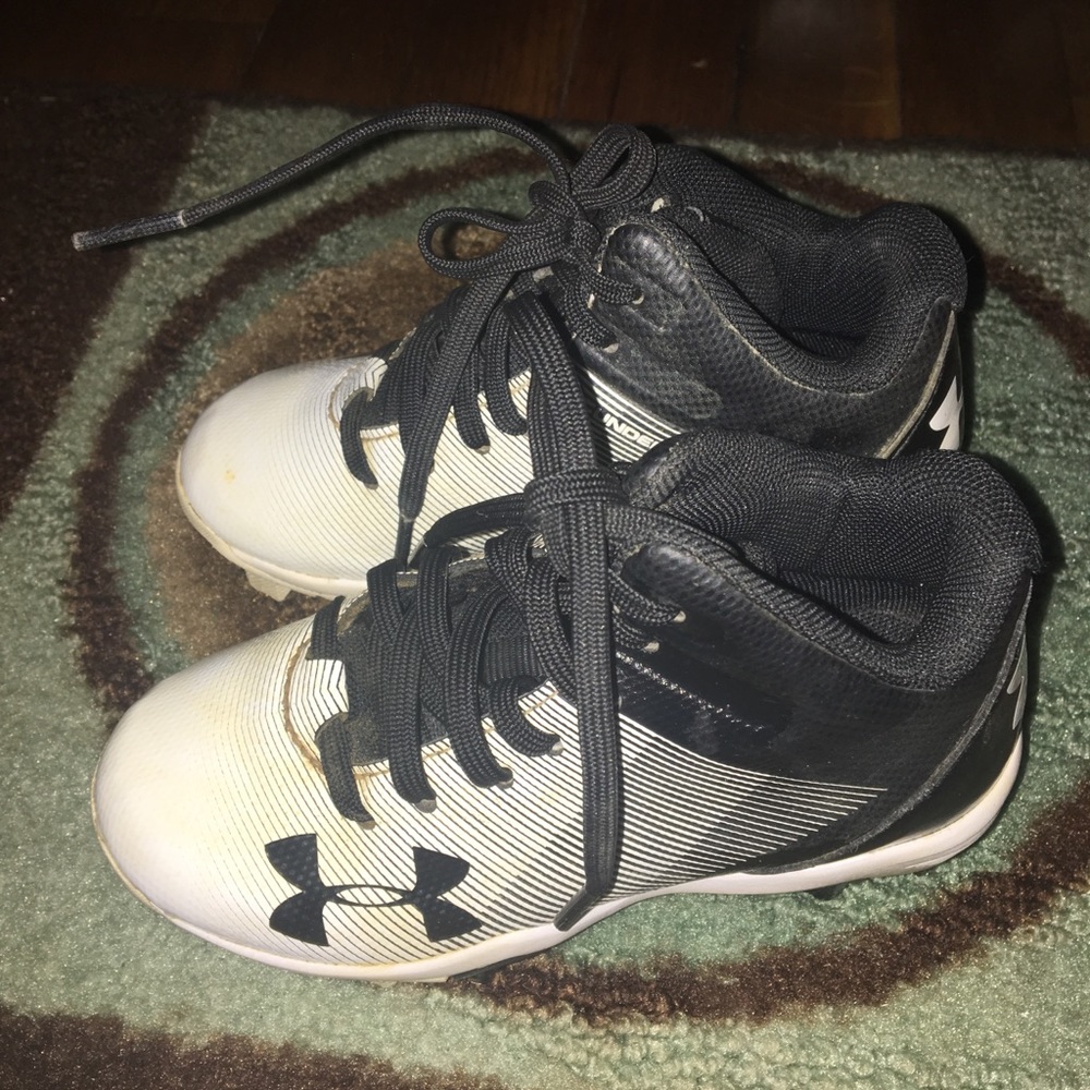 Boys size 9k Under Armor Baseball Cleats